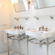 Stilvolles Badezimmer mit zwei Waschbecken und Spiegeln, das Funktionalität und Eleganz vereint.