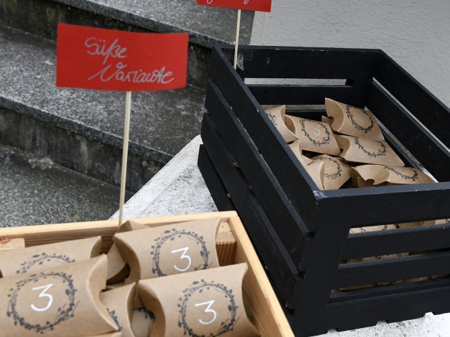 Eine Holzkiste mit Leckereien anlässlich zum Geburtstag des Klinikums