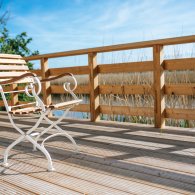 Terasse des Klinikums, ein einladender Ort zum Entspannen und Genießen der Natur.