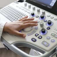 Ein Arzt bedient ein Gerät, um den Gesundheitszustand des Patienten zu überprüfen.