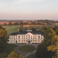 Luftaufnahme des Klinikums, umgeben von dichtem Wald, das eine ruhige und friedliche Atmosphäre ausstrahlt.